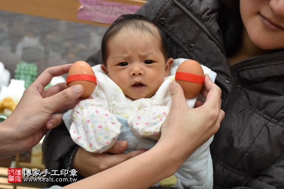 剃胎毛、滿月剃頭、嬰兒剃頭、嬰兒理髮、嬰兒剃髮、嬰兒剃胎毛、嬰兒滿月剃頭、寶寶剃頭、剃胎毛儀式、剃胎毛吉祥話、滿月剃頭儀式、滿月剃頭吉祥話、寶寶剃胎毛、寶寶滿月剃頭理髮、新北永和區剃胎毛、新北永和區滿月剃頭、新北永和區嬰兒剃頭剃胎毛、新北永和區嬰兒理髮、新北永和區嬰兒剃髮、周寶寶(新北永和區嬰兒寶寶滿月剃頭理髮、免費嬰兒剃胎毛儀式吉祥話)。中國風會場，爸媽寶貝免費穿「日中韓」古裝禮服。專業拍照、DVD光碟、證書。★購買「臍帶章、肚臍章、胎毛筆刷印章」贈送：剃頭、收涎、抓周，三選一。2017.04.27 照片3