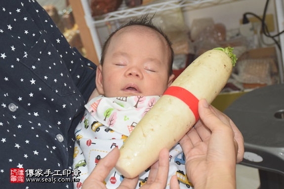 剃胎毛、滿月剃頭、嬰兒剃頭、嬰兒理髮、嬰兒剃髮、嬰兒剃胎毛、嬰兒滿月剃頭、寶寶剃頭、剃胎毛儀式、剃胎毛吉祥話、滿月剃頭儀式、滿月剃頭吉祥話、寶寶剃胎毛、寶寶滿月剃頭理髮、新竹香山區剃胎毛、新竹香山區滿月剃頭、新竹香山區嬰兒剃頭剃胎毛、新竹香山區嬰兒理髮、新竹香山區嬰兒剃髮、蔡寶寶(新竹香山區嬰兒寶寶滿月剃頭理髮、免費嬰兒剃胎毛儀式吉祥話)。中國風會場，爸媽寶貝免費穿「日中韓」古裝禮服。專業拍照、DVD光碟、證書。★購買「臍帶章、肚臍章、胎毛筆刷印章」贈送：剃頭、收涎、抓周，三選一。2017.06.10 照片13