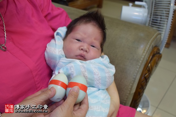 剃胎毛、滿月剃頭、嬰兒剃頭、嬰兒理髮、嬰兒剃髮、嬰兒剃胎毛、嬰兒滿月剃頭、寶寶剃頭、剃胎毛儀式、剃胎毛吉祥話、滿月剃頭儀式、滿月剃頭吉祥話、寶寶剃胎毛、寶寶滿月剃頭理髮、 新北淡水區剃胎毛、新北淡水區滿月剃頭、 新北淡水區嬰兒剃頭剃胎毛、新北淡水區嬰兒理髮、新北淡水區嬰兒剃髮、黃寶寶(新北淡水區到府嬰兒寶寶滿月剃頭理髮、免費到府嬰兒剃胎毛儀式吉祥話)。到府剃頭剃胎毛主持、專業拍照、DVD光碟、證書。★購買「臍帶章、肚臍章、胎毛筆刷印章」贈送：剃頭、收涎、抓周，三選一。2017.06.07  照片4