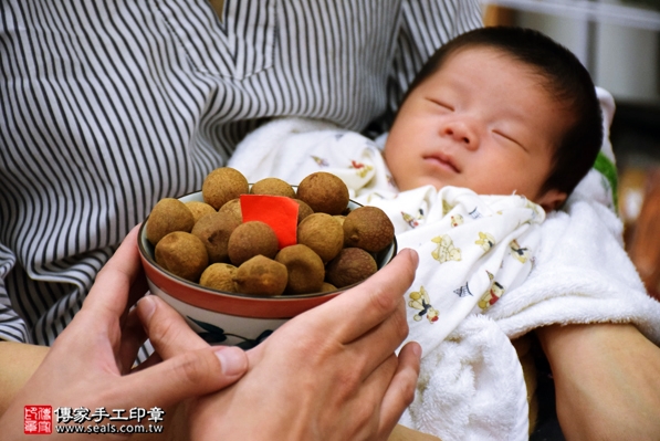 剃胎毛、滿月剃頭、嬰兒剃頭、嬰兒理髮、嬰兒剃髮、嬰兒剃胎毛、嬰兒滿月剃頭、寶寶剃頭、剃胎毛儀式、剃胎毛吉祥話、滿月剃頭儀式、滿月剃頭吉祥話、寶寶剃胎毛、寶寶滿月剃頭理髮、新北永和區剃胎毛、新北永和區滿月剃頭、新北永和區嬰兒剃頭剃胎毛、新北永和區嬰兒理髮、新北永和區嬰兒剃髮、吳寶寶(新北永和區嬰兒寶寶滿月剃頭理髮、免費嬰兒剃胎毛儀式吉祥話)。中國風會場，爸媽寶貝免費穿「日中韓」古裝禮服。專業拍照、DVD光碟、證書。★購買「臍帶章、肚臍章、胎毛筆刷印章」贈送：剃頭、收涎、抓周，三選一。2016.05.18  照片7