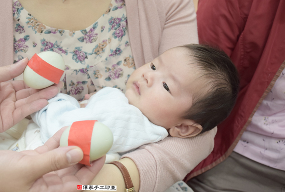 游寶寶(新北永和區嬰兒寶寶滿月剃頭理髮、免費嬰兒剃胎毛儀式吉祥話)。中國風會場，爸媽寶貝免費穿「日中韓」古裝禮服。專業拍照、DVD光碟、證書。★購買「臍帶章、肚臍章、胎毛筆刷印章」贈送：剃頭、收涎、抓周，三選一。 2015.12.02 照片4