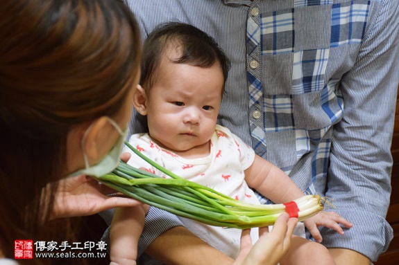 剃胎毛、滿月剃頭、嬰兒剃頭、嬰兒理髮、嬰兒剃髮、嬰兒剃胎毛、嬰兒滿月剃頭、寶寶剃頭、剃胎毛儀式、剃胎毛吉祥話、滿月剃頭儀式、滿月剃頭吉祥話、寶寶剃胎毛、寶寶滿月剃頭理髮、 台中南屯區剃胎毛、台中南屯區滿月剃頭、 台中南屯區嬰兒剃頭剃胎毛、台中南屯區嬰兒理髮、台中南屯區嬰兒剃髮、賴寶寶(台中南屯區到府嬰兒寶寶滿月剃頭理髮、免費到府嬰兒剃胎毛儀式吉祥話)。到府剃頭剃胎毛主持、專業拍照、DVD光碟、證書。★購買「臍帶章、肚臍章、胎毛筆刷印章」贈送：剃頭、收涎、抓周，三選一。2016.09.03  照片8