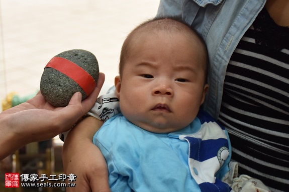 剃胎毛、滿月剃頭、嬰兒剃頭、嬰兒理髮、嬰兒剃髮、嬰兒剃胎毛、嬰兒滿月剃頭、寶寶剃頭、剃胎毛儀式、剃胎毛吉祥話、滿月剃頭儀式、滿月剃頭吉祥話、寶寶剃胎毛、寶寶滿月剃頭理髮、新北永和區剃胎毛、新北永和區滿月剃頭、新北永和區嬰兒剃頭剃胎毛、新北永和區嬰兒理髮、新北永和區嬰兒剃髮、吳寶寶(新北永和區嬰兒寶寶滿月剃頭理髮、免費嬰兒剃胎毛儀式吉祥話)。中國風會場，爸媽寶貝免費穿「日中韓」古裝禮服。專業拍照、DVD光碟、證書。★購買「臍帶章、肚臍章、胎毛筆刷印章」贈送：剃頭、收涎、抓周，三選一。2016.11.13 照片5