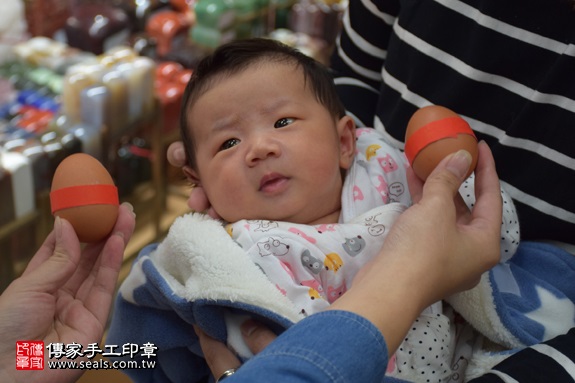 剃胎毛、滿月剃頭、嬰兒剃頭、嬰兒理髮、嬰兒剃髮、嬰兒剃胎毛、嬰兒滿月剃頭、寶寶剃頭、剃胎毛儀式、剃胎毛吉祥話、滿月剃頭儀式、滿月剃頭吉祥話、寶寶剃胎毛、寶寶滿月剃頭理髮、新北永和區剃胎毛、新北永和區滿月剃頭、新北永和區嬰兒剃頭剃胎毛、新北永和區嬰兒理髮、新北永和區嬰兒剃髮、洪寶寶(新北永和區嬰兒寶寶滿月剃頭理髮、免費嬰兒剃胎毛儀式吉祥話)。中國風會場，爸媽寶貝免費穿「日中韓」古裝禮服。專業拍照、DVD光碟、證書。★購買「臍帶章、肚臍章、胎毛筆刷印章」贈送：剃頭、收涎、抓周，三選一。2017.01.22 照片3