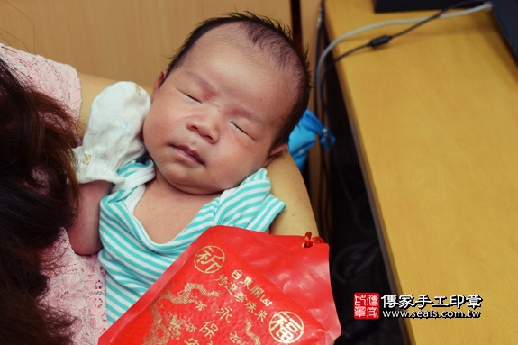剃胎毛、滿月剃頭、嬰兒剃頭、嬰兒理髮、嬰兒剃髮、嬰兒剃胎毛、嬰兒滿月剃頭、寶寶剃頭、剃胎毛儀式、剃胎毛吉祥話、滿月剃頭儀式、滿月剃頭吉祥話、寶寶剃胎毛、寶寶滿月剃頭理髮、 台中市北區地區剃胎毛、台中市北區地區滿月剃頭、台中市北區地區嬰兒剃頭剃胎毛、台中市北區地區嬰兒理髮、台中市嬰兒剃髮、吳寶寶(台中市北區嬰兒寶寶滿月剃頭理髮、免費嬰兒剃胎毛儀式吉祥話)。中國風會場，爸媽寶貝免費穿「日中韓」古裝禮服。專業拍照、DVD光碟、證書。★購買「臍帶章、肚臍章、胎毛筆刷印章」贈送：剃頭、收涎、抓周，三選一。2017.09.27照片6