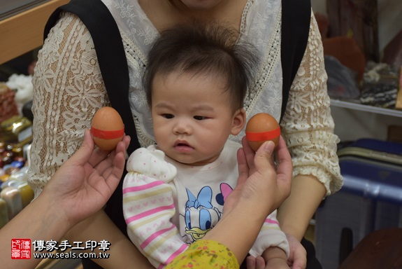 剃胎毛、滿月剃頭、嬰兒剃頭、嬰兒理髮、嬰兒剃髮、嬰兒剃胎毛、嬰兒滿月剃頭、寶寶剃頭、剃胎毛儀式、剃胎毛吉祥話、滿月剃頭儀式、滿月剃頭吉祥話、寶寶剃胎毛、寶寶滿月剃頭理髮、 新北市永和地區剃胎毛、新北市永和地區滿月剃頭、新北市永和地區嬰兒剃頭剃胎毛、新北市永和地區嬰兒理髮、新北市嬰兒剃髮、張寶寶(新北永和區嬰兒寶寶滿月剃頭理髮、免費嬰兒剃胎毛儀式吉祥話)。中國風會場，爸媽寶貝免費穿「日中韓」古裝禮服。專業拍照、DVD光碟、證書。★購買「臍帶章、肚臍章、胎毛筆刷印章」贈送：剃頭、收涎、抓周，三選一。2017.12.01照片3