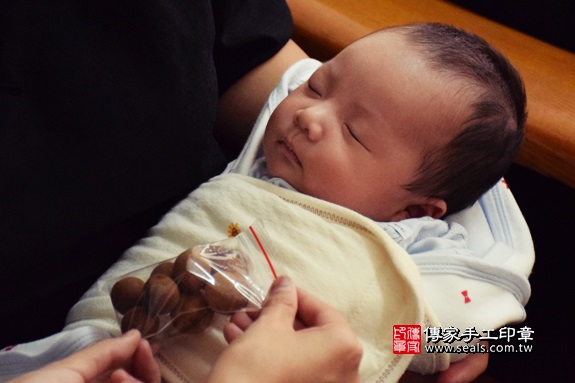 剃胎毛、滿月剃頭、嬰兒剃頭、嬰兒理髮、嬰兒剃髮、嬰兒剃胎毛、嬰兒滿月剃頭、寶寶剃頭、剃胎毛儀式、剃胎毛吉祥話、滿月剃頭儀式、滿月剃頭吉祥話、寶寶剃胎毛、寶寶滿月剃頭理髮、 彰化縣溪湖地區剃胎毛、彰化縣溪湖地區滿月剃頭、彰化縣溪湖地區嬰兒剃頭剃胎毛、彰化縣溪湖地區嬰兒理髮、彰化縣嬰兒剃髮、周寶寶(彰化溪湖鎮到府嬰兒寶寶滿月剃頭理髮、免費到府嬰兒剃胎毛儀式吉祥話)。到府剃頭剃胎毛主持、專業拍照、DVD光碟、證書。★購買「臍帶章、肚臍章、胎毛筆刷印章」贈送：剃頭、收涎、抓周，三選一。2017.11.18照片8