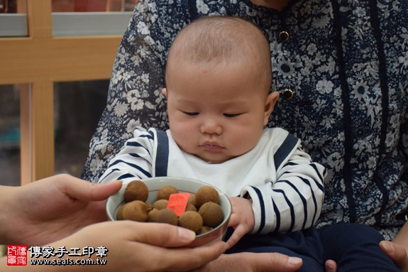 剃胎毛、滿月剃頭、嬰兒剃頭、嬰兒理髮、嬰兒剃髮、嬰兒剃胎毛、嬰兒滿月剃頭、寶寶剃頭、剃胎毛儀式、剃胎毛吉祥話、滿月剃頭儀式、滿月剃頭吉祥話、寶寶剃胎毛、寶寶滿月剃頭理髮、新北永和區剃胎毛、新北永和區滿月剃頭、新北永和區嬰兒剃頭剃胎毛、新北永和區嬰兒理髮、新北永和區嬰兒剃髮、謝寶寶(新北永和區嬰兒寶寶滿月剃頭理髮、免費嬰兒剃胎毛儀式吉祥話)。中國風會場，爸媽寶貝免費穿「日中韓」古裝禮服。專業拍照、DVD光碟、證書。★購買「臍帶章、肚臍章、胎毛筆刷印章」贈送：剃頭、收涎、抓周，三選一。2016.11.12 照片7