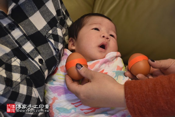 剃胎毛、滿月剃頭、嬰兒剃頭、嬰兒理髮、嬰兒剃髮、嬰兒剃胎毛、嬰兒滿月剃頭、寶寶剃頭、剃胎毛儀式、剃胎毛吉祥話、滿月剃頭儀式、滿月剃頭吉祥話、寶寶剃胎毛、寶寶滿月剃頭理髮、 新北新店區剃胎毛、新北新店區滿月剃頭、 新北新店區嬰兒剃頭剃胎毛、新北新店區嬰兒理髮、新北新店區嬰兒剃髮、趙寶寶(新北新店區到府嬰兒寶寶滿月剃頭理髮、免費到府嬰兒剃胎毛儀式吉祥話)。到府剃頭剃胎毛主持、專業拍照、DVD光碟、證書。★購買「臍帶章、肚臍章、胎毛筆刷印章」贈送：剃頭、收涎、抓周，三選一。2017.02.15  照片3