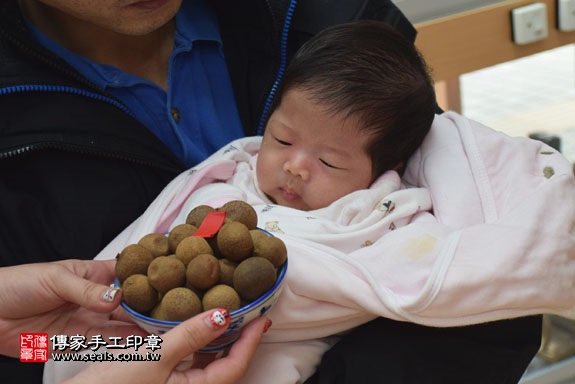 剃胎毛、滿月剃頭、嬰兒剃頭、嬰兒理髮、嬰兒剃髮、嬰兒剃胎毛、嬰兒滿月剃頭、寶寶剃頭、剃胎毛儀式、剃胎毛吉祥話、滿月剃頭儀式、滿月剃頭吉祥話、寶寶剃胎毛、寶寶滿月剃頭理髮、新竹香山區剃胎毛、新竹香山區滿月剃頭、新竹香山區嬰兒剃頭剃胎毛、新竹香山區嬰兒理髮、新竹香山區嬰兒剃髮、周寶寶(新竹香山區嬰兒寶寶滿月剃頭理髮、免費嬰兒剃胎毛儀式吉祥話)。中國風會場，爸媽寶貝免費穿「日中韓」古裝禮服。專業拍照、DVD光碟、證書。★購買「臍帶章、肚臍章、胎毛筆刷印章」贈送：剃頭、收涎、抓周，三選一。2017.02.05 照片7