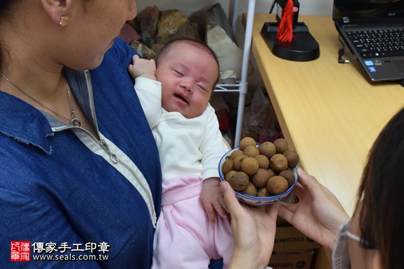 剃胎毛、滿月剃頭、嬰兒剃頭、嬰兒理髮、嬰兒剃髮、嬰兒剃胎毛、嬰兒滿月剃頭、寶寶剃頭、剃胎毛儀式、剃胎毛吉祥話、滿月剃頭儀式、滿月剃頭吉祥話、寶寶剃胎毛、寶寶滿月剃頭理髮、新竹香山區剃胎毛、新竹香山區滿月剃頭、新竹香山區嬰兒剃頭剃胎毛、新竹香山區嬰兒理髮、新竹香山區嬰兒剃髮、郭寶寶(新竹香山區嬰兒寶寶滿月剃頭理髮、免費嬰兒剃胎毛儀式吉祥話)。中國風會場，爸媽寶貝免費穿「日中韓」古裝禮服。專業拍照、DVD光碟、證書。★購買「臍帶章、肚臍章、胎毛筆刷印章」贈送：剃頭、收涎、抓周，三選一。2017.04.19 照片7