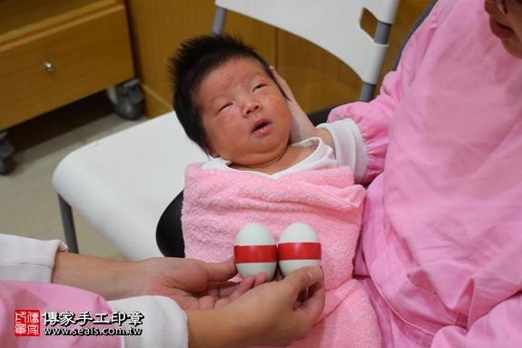 剃胎毛、滿月剃頭、嬰兒剃頭、嬰兒理髮、嬰兒剃髮、嬰兒剃胎毛、嬰兒滿月剃頭、寶寶剃頭、剃胎毛儀式、剃胎毛吉祥話、滿月剃頭儀式、滿月剃頭吉祥話、寶寶剃胎毛、寶寶滿月剃頭理髮、 新北市中和地區剃胎毛、新北市中和地區滿月剃頭、新北市中和地區嬰兒剃頭剃胎毛、新北市中和地區嬰兒理髮、新北市嬰兒剃髮、潘寶寶(新北中和區府嬰兒寶寶滿月剃頭理髮、免費到府嬰兒剃胎毛儀式吉祥話)。到府剃頭剃胎毛主持、專業拍照、DVD光碟、證書。★購買「臍帶章、肚臍章、胎毛筆刷印章」贈送：剃頭、收涎、抓周，三選一。2017.09.12照片4