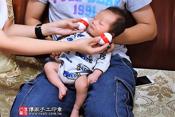 剃胎毛、滿月剃頭、嬰兒剃頭、嬰兒理髮、嬰兒剃髮、嬰兒剃胎毛、嬰兒滿月剃頭、寶寶剃頭、剃胎毛儀式、剃胎毛吉祥話、滿月剃頭儀式、滿月剃頭吉祥話、寶寶剃胎毛、寶寶滿月剃頭理髮、 高雄市仁武地區剃胎毛、高雄市仁武地區滿月剃頭、高雄市仁武地區嬰兒剃頭剃胎毛、高雄市仁武地區嬰兒理髮、高雄市嬰兒剃髮、柯寶寶(高雄仁武區府嬰兒寶寶滿月剃頭理髮、免費到府嬰兒剃胎毛儀式吉祥話)。到府剃頭剃胎毛主持、專業拍照、DVD光碟、證書。★購買「臍帶章、肚臍章、胎毛筆刷印章」贈送：剃頭、收涎、抓周，三選一。2017.09.19照片3