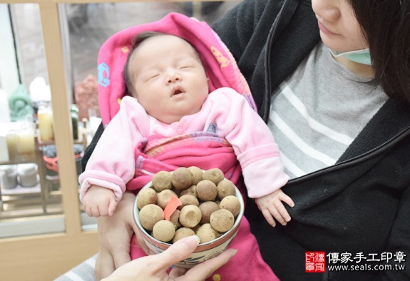 剃胎毛、滿月剃頭、嬰兒剃頭、嬰兒理髮、嬰兒剃髮、嬰兒剃胎毛、嬰兒滿月剃頭、寶寶剃頭、剃胎毛儀式、剃胎毛吉祥話、滿月剃頭儀式、滿月剃頭吉祥話、寶寶剃胎毛、寶寶滿月剃頭理髮、新北永和區剃胎毛、新北永和區滿月剃頭、新北永和區嬰兒剃頭剃胎毛、新北永和區嬰兒理髮、新北永和區嬰兒剃髮、葉寶寶(新北永和區嬰兒寶寶滿月剃頭理髮、免費嬰兒剃胎毛儀式吉祥話)。中國風會場，爸媽寶貝免費穿「日中韓」古裝禮服。專業拍照、DVD光碟、證書。★購買「臍帶章、肚臍章、胎毛筆刷印章」贈送：剃頭、收涎、抓周，三選一。2016.04.16  照片7