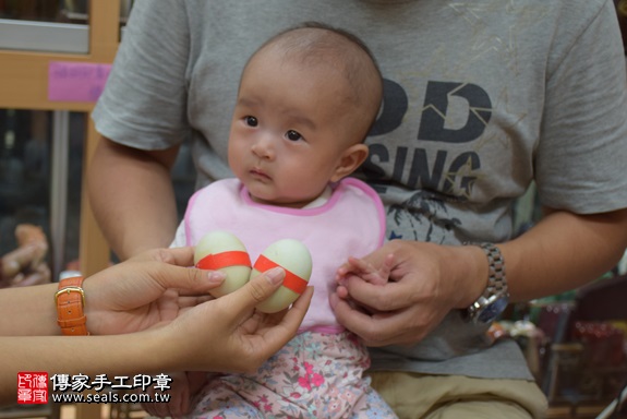 剃胎毛、滿月剃頭、嬰兒剃頭、嬰兒理髮、嬰兒剃髮、嬰兒剃胎毛、嬰兒滿月剃頭、寶寶剃頭、剃胎毛儀式、剃胎毛吉祥話、滿月剃頭儀式、滿月剃頭吉祥話、寶寶剃胎毛、寶寶滿月剃頭理髮、 新北市永和地區剃胎毛、新北市永和地區滿月剃頭、新北市永和地區嬰兒剃頭剃胎毛、新北市永和地區嬰兒理髮、新北市嬰兒剃髮、劉寶寶(新北永和區嬰兒寶寶滿月剃頭理髮、免費嬰兒剃胎毛儀式吉祥話)。中國風會場，爸媽寶貝免費穿「日中韓」古裝禮服。專業拍照、DVD光碟、證書。★購買「臍帶章、肚臍章、胎毛筆刷印章」贈送：剃頭、收涎、抓周，三選一。2017.09.23照片4