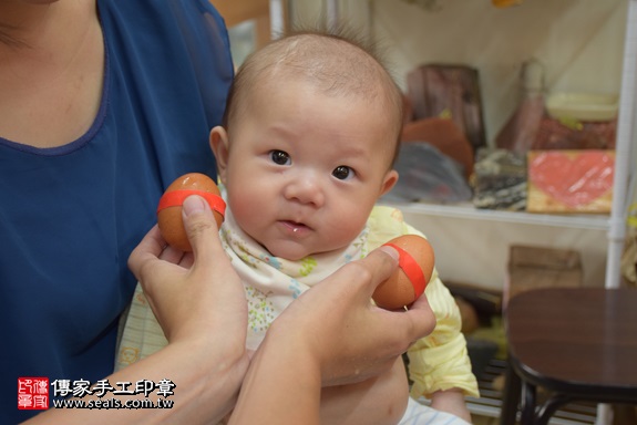 剃胎毛、滿月剃頭、嬰兒剃頭、嬰兒理髮、嬰兒剃髮、嬰兒剃胎毛、嬰兒滿月剃頭、寶寶剃頭、剃胎毛儀式、剃胎毛吉祥話、滿月剃頭儀式、滿月剃頭吉祥話、寶寶剃胎毛、寶寶滿月剃頭理髮、 新北市永和地區剃胎毛、新北市永和地區滿月剃頭、新北市永和地區嬰兒剃頭剃胎毛、新北市永和地區嬰兒理髮、新北市嬰兒剃髮、廖寶寶(新北永和區嬰兒寶寶滿月剃頭理髮、免費嬰兒剃胎毛儀式吉祥話)。中國風會場，爸媽寶貝免費穿「日中韓」古裝禮服。專業拍照、DVD光碟、證書。★購買「臍帶章、肚臍章、胎毛筆刷印章」贈送：剃頭、收涎、抓周，三選一。2017.10.09照片3