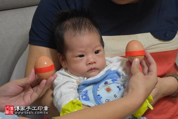剃胎毛、滿月剃頭、嬰兒剃頭、嬰兒理髮、嬰兒剃髮、嬰兒剃胎毛、嬰兒滿月剃頭、寶寶剃頭、剃胎毛儀式、剃胎毛吉祥話、滿月剃頭儀式、滿月剃頭吉祥話、寶寶剃胎毛、寶寶滿月剃頭理髮、 新北市板橋地區剃胎毛、新北市板橋地區滿月剃頭、新北市板橋地區嬰兒剃頭剃胎毛、新北市板橋地區嬰兒理髮、新北市嬰兒剃髮、黃寶寶(新北板橋區到府嬰兒寶寶滿月剃頭理髮、免費到府嬰兒剃胎毛儀式吉祥話)。到府剃頭剃胎毛主持、專業拍照、DVD光碟、證書。★購買「臍帶章、肚臍章、胎毛筆刷印章」贈送：剃頭、收涎、抓周，三選一。2017.10.19照片3