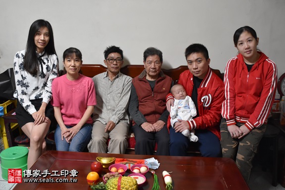 剃胎毛、滿月剃頭、嬰兒剃頭、嬰兒理髮、嬰兒剃髮、嬰兒剃胎毛、嬰兒滿月剃頭、寶寶剃頭、剃胎毛儀式、剃胎毛吉祥話、滿月剃頭儀式、滿月剃頭吉祥話、寶寶剃胎毛、寶寶滿月剃頭理髮、 新竹縣竹東地區剃胎毛、新竹縣竹東地區滿月剃頭、新竹縣竹東地區嬰兒剃頭剃胎毛、新竹縣竹東地區嬰兒理髮、新竹市嬰兒剃髮、曾寶寶(新竹竹東市到府嬰兒寶寶滿月剃頭理髮、免費到府嬰兒剃胎毛儀式吉祥話)。到府剃頭剃胎毛主持、專業拍照、DVD光碟、證書。★購買「臍帶章、肚臍章、胎毛筆刷印章」贈送：剃頭、收涎、抓周，三選一。2017.11.19照片2