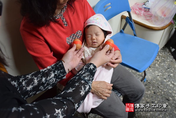 剃胎毛、滿月剃頭、嬰兒剃頭、嬰兒理髮、嬰兒剃髮、嬰兒剃胎毛、嬰兒滿月剃頭、寶寶剃頭、剃胎毛儀式、剃胎毛吉祥話、滿月剃頭儀式、滿月剃頭吉祥話、寶寶剃胎毛、寶寶滿月剃頭理髮、 新北蘆洲區剃胎毛、新北蘆洲區滿月剃頭、 新北蘆洲區嬰兒剃頭剃胎毛、新北蘆洲區嬰兒理髮、新北蘆洲區嬰兒剃髮、邱寶寶(新北蘆洲區到府嬰兒寶寶滿月剃頭理髮、免費到府嬰兒剃胎毛儀式吉祥話)。到府剃頭剃胎毛主持、專業拍照、DVD光碟、證書。★購買「臍帶章、肚臍章、胎毛筆刷印章」贈送：剃頭、收涎、抓周，三選一。2016.04.18  照片4