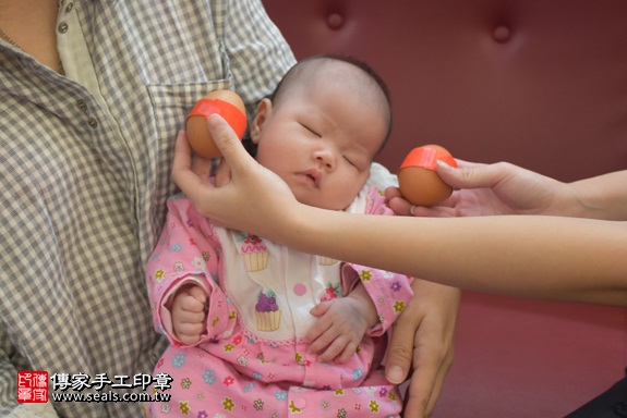 剃胎毛、滿月剃頭、嬰兒剃頭、嬰兒理髮、嬰兒剃髮、嬰兒剃胎毛、嬰兒滿月剃頭、寶寶剃頭、剃胎毛儀式、剃胎毛吉祥話、滿月剃頭儀式、滿月剃頭吉祥話、寶寶剃胎毛、寶寶滿月剃頭理髮、 桃園市桃園地區剃胎毛、桃園市桃園地區滿月剃頭、桃園市桃園地區嬰兒剃頭剃胎毛、桃園市桃園地區嬰兒理髮、桃園市嬰兒剃髮、梁寶寶(桃園桃園區到府嬰兒寶寶滿月剃頭理髮、免費到府嬰兒剃胎毛儀式吉祥話)。到府剃頭剃胎毛主持、專業拍照、DVD光碟、證書。★購買「臍帶章、肚臍章、胎毛筆刷印章」贈送：剃頭、收涎、抓周，三選一。2017.11.28照片3