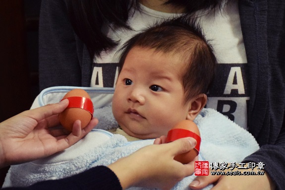 剃胎毛、滿月剃頭、嬰兒剃頭、嬰兒理髮、嬰兒剃髮、嬰兒剃胎毛、嬰兒滿月剃頭、寶寶剃頭、剃胎毛儀式、剃胎毛吉祥話、滿月剃頭儀式、滿月剃頭吉祥話、寶寶剃胎毛、寶寶滿月剃頭理髮、 台中市潭子地區剃胎毛、台中市潭子地區滿月剃頭、台中市潭子地區嬰兒剃頭剃胎毛、台中市潭子地區嬰兒理髮、台中市嬰兒剃髮、盧寶寶(台中潭子區到府嬰兒寶寶滿月剃頭理髮、免費到府嬰兒剃胎毛儀式吉祥話)。到府剃頭剃胎毛主持、專業拍照、DVD光碟、證書。★購買「臍帶章、肚臍章、胎毛筆刷印章」贈送：剃頭、收涎、抓周，三選一。2017.12.03照片3