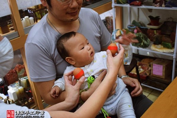 剃胎毛、滿月剃頭、嬰兒剃頭、嬰兒理髮、嬰兒剃髮、嬰兒剃胎毛、嬰兒滿月剃頭、寶寶剃頭、剃胎毛儀式、剃胎毛吉祥話、滿月剃頭儀式、滿月剃頭吉祥話、寶寶剃胎毛、寶寶滿月剃頭理髮、新北永和區剃胎毛、新北永和區滿月剃頭、新北永和區嬰兒剃頭剃胎毛、新北永和區嬰兒理髮、新北永和區嬰兒剃髮、林寶寶(新北永和區嬰兒寶寶滿月剃頭理髮、免費嬰兒剃胎毛儀式吉祥話)。中國風會場，爸媽寶貝免費穿「日中韓」古裝禮服。專業拍照、DVD光碟、證書。★購買「臍帶章、肚臍章、胎毛筆刷印章」贈送：剃頭、收涎、抓周，三選一。2016.04.30  照片3