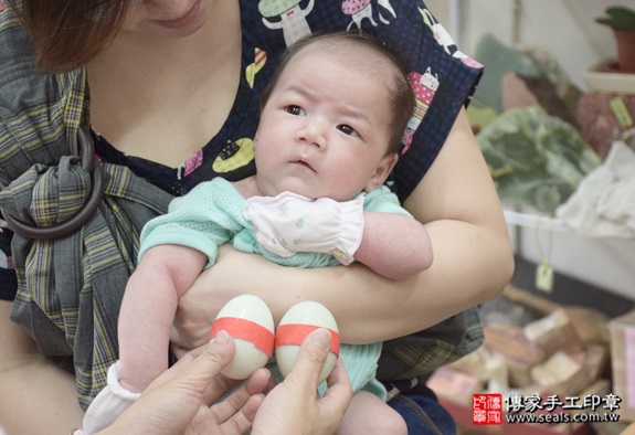 剃胎毛、滿月剃頭、嬰兒剃頭、嬰兒理髮、嬰兒剃髮、嬰兒剃胎毛、嬰兒滿月剃頭、寶寶剃頭、剃胎毛儀式、剃胎毛吉祥話、滿月剃頭儀式、滿月剃頭吉祥話、寶寶剃胎毛、寶寶滿月剃頭理髮、新北永和區剃胎毛、新北永和區滿月剃頭、新北永和區嬰兒剃頭剃胎毛、新北永和區嬰兒理髮、新北永和區嬰兒剃髮、蔡寶寶(新北永和區嬰兒寶寶滿月剃頭理髮、免費嬰兒剃胎毛儀式吉祥話)。中國風會場，爸媽寶貝免費穿「日中韓」古裝禮服。專業拍照、DVD光碟、證書。★購買「臍帶章、肚臍章、胎毛筆刷印章」贈送：剃頭、收涎、抓周，三選一。2016.08.22  照片4