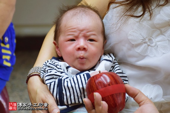 剃胎毛、滿月剃頭、嬰兒剃頭、嬰兒理髮、嬰兒剃髮、嬰兒剃胎毛、嬰兒滿月剃頭、寶寶剃頭、剃胎毛儀式、剃胎毛吉祥話、滿月剃頭儀式、滿月剃頭吉祥話、寶寶剃胎毛、寶寶滿月剃頭理髮、台中北區剃胎毛、台中北區滿月剃頭、台中北區嬰兒剃頭剃胎毛、台中北區嬰兒理髮、台中北區嬰兒剃髮、許寶寶(台中北區嬰兒寶寶滿月剃頭理髮、免費嬰兒剃胎毛儀式吉祥話)。中國風會場，爸媽寶貝免費穿「日中韓」古裝禮服。專業拍照、DVD光碟、證書。★購買「臍帶章、肚臍章、胎毛筆刷印章」贈送：剃頭、收涎、抓周，三選一。2016.07.29  照片8