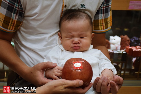 剃胎毛、滿月剃頭、嬰兒剃頭、嬰兒理髮、嬰兒剃髮、嬰兒剃胎毛、嬰兒滿月剃頭、寶寶剃頭、剃胎毛儀式、剃胎毛吉祥話、滿月剃頭儀式、滿月剃頭吉祥話、寶寶剃胎毛、寶寶滿月剃頭理髮、新北永和區剃胎毛、新北永和區滿月剃頭、新北永和區嬰兒剃頭剃胎毛、新北永和區嬰兒理髮、新北永和區嬰兒剃髮、萬寶寶(新北永和區嬰兒寶寶滿月剃頭理髮、免費嬰兒剃胎毛儀式吉祥話)。中國風會場，爸媽寶貝免費穿「日中韓」古裝禮服。專業拍照、DVD光碟、證書。★購買「臍帶章、肚臍章、胎毛筆刷印章」贈送：剃頭、收涎、抓周，三選一。2016.09.25 照片8