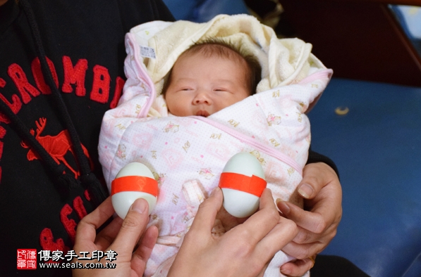 剃胎毛、滿月剃頭、嬰兒剃頭、嬰兒理髮、嬰兒剃髮、嬰兒剃胎毛、嬰兒滿月剃頭、寶寶剃頭、剃胎毛儀式、剃胎毛吉祥話、滿月剃頭儀式、滿月剃頭吉祥話、寶寶剃胎毛、寶寶滿月剃頭理髮、 桃園市剃胎毛、桃園市滿月剃頭、 桃園市嬰兒剃頭剃胎毛、桃園市嬰兒理髮、桃園市嬰兒剃髮、李小花(桃園市到府嬰兒寶寶滿月剃頭理髮、免費到府嬰兒剃胎毛儀式吉祥話)。到府剃頭剃胎毛主持、專業拍照、DVD光碟、證書。★購買「臍帶章、肚臍章、胎毛筆刷印章」贈送：剃頭、收涎、抓周，三選一。2016.02.21 照片4