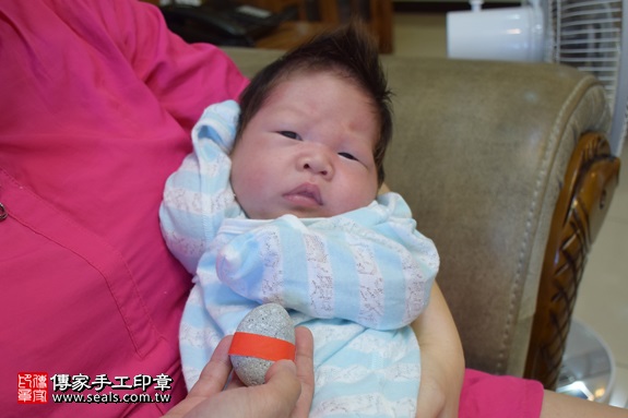 剃胎毛、滿月剃頭、嬰兒剃頭、嬰兒理髮、嬰兒剃髮、嬰兒剃胎毛、嬰兒滿月剃頭、寶寶剃頭、剃胎毛儀式、剃胎毛吉祥話、滿月剃頭儀式、滿月剃頭吉祥話、寶寶剃胎毛、寶寶滿月剃頭理髮、 新北淡水區剃胎毛、新北淡水區滿月剃頭、 新北淡水區嬰兒剃頭剃胎毛、新北淡水區嬰兒理髮、新北淡水區嬰兒剃髮、黃寶寶(新北淡水區到府嬰兒寶寶滿月剃頭理髮、免費到府嬰兒剃胎毛儀式吉祥話)。到府剃頭剃胎毛主持、專業拍照、DVD光碟、證書。★購買「臍帶章、肚臍章、胎毛筆刷印章」贈送：剃頭、收涎、抓周，三選一。2017.06.07  照片5