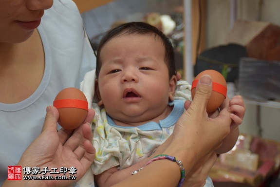 剃胎毛、滿月剃頭、嬰兒剃頭、嬰兒理髮、嬰兒剃髮、嬰兒剃胎毛、嬰兒滿月剃頭、寶寶剃頭、剃胎毛儀式、剃胎毛吉祥話、滿月剃頭儀式、滿月剃頭吉祥話、寶寶剃胎毛、寶寶滿月剃頭理髮、 新北市永和地區剃胎毛、新北市永和地區滿月剃頭、新北市永和地區嬰兒剃頭剃胎毛、新北市永和地區嬰兒理髮、新北市嬰兒剃髮、邱寶寶(新北永和區嬰兒寶寶滿月剃頭理髮、免費嬰兒剃胎毛儀式吉祥話)。中國風會場，爸媽寶貝免費穿「日中韓」古裝禮服。專業拍照、DVD光碟、證書。★購買「臍帶章、肚臍章、胎毛筆刷印章」贈送：剃頭、收涎、抓周，三選一。2017.09.30照片3