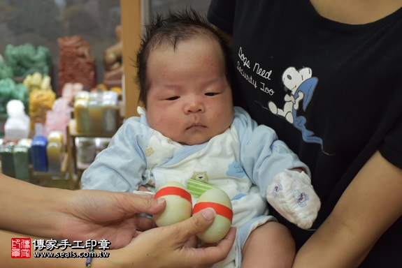 剃胎毛、滿月剃頭、嬰兒剃頭、嬰兒理髮、嬰兒剃髮、嬰兒剃胎毛、嬰兒滿月剃頭、寶寶剃頭、剃胎毛儀式、剃胎毛吉祥話、滿月剃頭儀式、滿月剃頭吉祥話、寶寶剃胎毛、寶寶滿月剃頭理髮、 新北市永和地區剃胎毛、新北市永和地區滿月剃頭、新北市永和地區嬰兒剃頭剃胎毛、新北市永和地區嬰兒理髮、新北市嬰兒剃髮、曹寶寶(新北永和區嬰兒寶寶滿月剃頭理髮、免費嬰兒剃胎毛儀式吉祥話)。中國風會場，爸媽寶貝免費穿「日中韓」古裝禮服。專業拍照、DVD光碟、證書。★購買「臍帶章、肚臍章、胎毛筆刷印章」贈送：剃頭、收涎、抓周，三選一。2017.10.04照片4