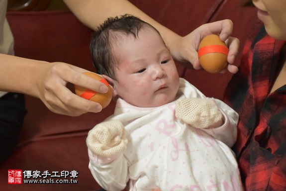 剃胎毛、滿月剃頭、嬰兒剃頭、嬰兒理髮、嬰兒剃髮、嬰兒剃胎毛、嬰兒滿月剃頭、寶寶剃頭、剃胎毛儀式、剃胎毛吉祥話、滿月剃頭儀式、滿月剃頭吉祥話、寶寶剃胎毛、寶寶滿月剃頭理髮、 新北市新莊地區剃胎毛、新北市新莊地區滿月剃頭、新北市新莊地區嬰兒剃頭剃胎毛、新北市新莊地區嬰兒理髮、新北市嬰兒剃髮、楊寶寶(新北新莊區到府嬰兒寶寶滿月剃頭理髮、免費到府嬰兒剃胎毛儀式吉祥話)。到府剃頭剃胎毛主持、專業拍照、DVD光碟、證書。★購買「臍帶章、肚臍章、胎毛筆刷印章」贈送：剃頭、收涎、抓周，三選一。2017.11.27照片3