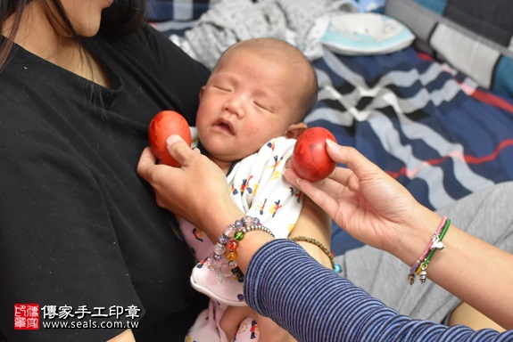 剃胎毛、滿月剃頭、嬰兒剃頭、嬰兒理髮、嬰兒剃髮、嬰兒剃胎毛、嬰兒滿月剃頭、寶寶剃頭、剃胎毛儀式、剃胎毛吉祥話、滿月剃頭儀式、滿月剃頭吉祥話、寶寶剃胎毛、寶寶滿月剃頭理髮、 新竹縣新豐地區剃胎毛、新竹縣新豐地區滿月剃頭、新竹縣新豐地區嬰兒剃頭剃胎毛、新竹縣新豐地區嬰兒理髮、新竹縣嬰兒剃髮、謝寶寶(新竹新豐鄉到府嬰兒寶寶滿月剃頭理髮、免費到府嬰兒剃胎毛儀式吉祥話)。到府剃頭剃胎毛主持、專業拍照、DVD光碟、證書。★購買「臍帶章、肚臍章、胎毛筆刷印章」贈送：剃頭、收涎、抓周，三選一。2017.12.04照片3