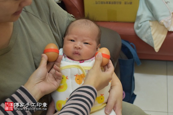 剃胎毛、滿月剃頭、嬰兒剃頭、嬰兒理髮、嬰兒剃髮、嬰兒剃胎毛、嬰兒滿月剃頭、寶寶剃頭、剃胎毛儀式、剃胎毛吉祥話、滿月剃頭儀式、滿月剃頭吉祥話、寶寶剃胎毛、寶寶滿月剃頭理髮、 新竹縣湖口地區剃胎毛、新竹縣湖口地區滿月剃頭、新竹縣湖口地區嬰兒剃頭剃胎毛、新竹縣湖口地區嬰兒理髮新竹縣嬰兒剃髮、林寶寶(新竹湖口鄉到府嬰兒寶寶滿月剃頭理髮、免費到府嬰兒剃胎毛儀式吉祥話)。到府剃頭剃胎毛主持、專業拍照、DVD光碟、證書。★購買「臍帶章、肚臍章、胎毛筆刷印章」贈送：剃頭、收涎、抓周，三選一。2017.12.22照片3