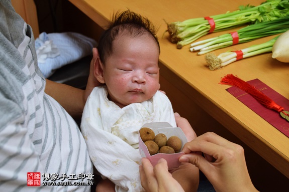 剃胎毛、滿月剃頭、嬰兒剃頭、嬰兒理髮、嬰兒剃髮、嬰兒剃胎毛、嬰兒滿月剃頭、寶寶剃頭、剃胎毛儀式、剃胎毛吉祥話、滿月剃頭儀式、滿月剃頭吉祥話、寶寶剃胎毛、寶寶滿月剃頭理髮、台中北區剃胎毛、台中北區滿月剃頭、台中北區嬰兒剃頭剃胎毛、台中北區嬰兒理髮、台中北區嬰兒剃髮、王寶寶(台中北區嬰兒寶寶滿月剃頭理髮、免費嬰兒剃胎毛儀式吉祥話)。中國風會場，爸媽寶貝免費穿「日中韓」古裝禮服。專業拍照、DVD光碟、證書。★購買「臍帶章、肚臍章、胎毛筆刷印章」贈送：剃頭、收涎、抓周，三選一。2016.09.13  照片7