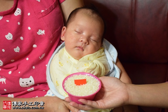 剃胎毛、滿月剃頭、嬰兒剃頭、嬰兒理髮、嬰兒剃髮、嬰兒剃胎毛、嬰兒滿月剃頭、寶寶剃頭、剃胎毛儀式、剃胎毛吉祥話、滿月剃頭儀式、滿月剃頭吉祥話、寶寶剃胎毛、寶寶滿月剃頭理髮、 新北中和區剃胎毛、新北中和區滿月剃頭、 新北中和區嬰兒剃頭剃胎毛、新北中和區嬰兒理髮、新北中和區嬰兒剃髮、尤寶寶(新北中和區到府嬰兒寶寶滿月剃頭理髮、免費到府嬰兒剃胎毛儀式吉祥話)。到府剃頭剃胎毛主持、專業拍照、DVD光碟、證書。★購買「臍帶章、肚臍章、胎毛筆刷印章」贈送：剃頭、收涎、抓周，三選一。2016.11.09  照片6