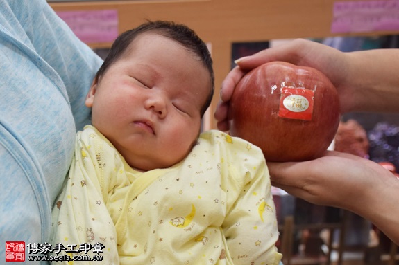 剃胎毛、滿月剃頭、嬰兒剃頭、嬰兒理髮、嬰兒剃髮、嬰兒剃胎毛、嬰兒滿月剃頭、寶寶剃頭、剃胎毛儀式、剃胎毛吉祥話、滿月剃頭儀式、滿月剃頭吉祥話、寶寶剃胎毛、寶寶滿月剃頭理髮、新北永和區剃胎毛、新北永和區滿月剃頭、新北永和區嬰兒剃頭剃胎毛、新北永和區嬰兒理髮、新北永和區嬰兒剃髮、盧寶寶(新北永和區嬰兒寶寶滿月剃頭理髮、免費嬰兒剃胎毛儀式吉祥話)。中國風會場，爸媽寶貝免費穿「日中韓」古裝禮服。專業拍照、DVD光碟、證書。★購買「臍帶章、肚臍章、胎毛筆刷印章」贈送：剃頭、收涎、抓周，三選一。2016.11.26 照片8