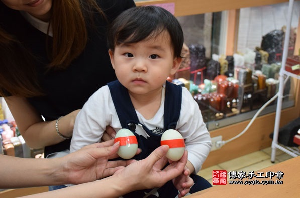 剃胎毛、滿月剃頭、嬰兒剃頭、嬰兒理髮、嬰兒剃髮、嬰兒剃胎毛、嬰兒滿月剃頭、寶寶剃頭、剃胎毛儀式、剃胎毛吉祥話、滿月剃頭儀式、滿月剃頭吉祥話、寶寶剃胎毛、寶寶滿月剃頭理髮、新北永和區剃胎毛、新北永和區滿月剃頭、新北永和區嬰兒剃頭剃胎毛、新北永和區嬰兒理髮、新北永和區嬰兒剃髮、李寶寶(新北永和區嬰兒寶寶滿月剃頭理髮、免費嬰兒剃胎毛儀式吉祥話)。中國風會場，爸媽寶貝免費穿「日中韓」古裝禮服。專業拍照、DVD光碟、證書。★購買「臍帶章、肚臍章、胎毛筆刷印章」贈送：剃頭、收涎、抓周，三選一。2016.04.09  照片4