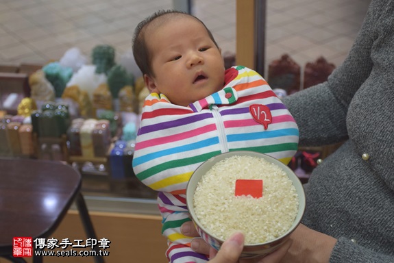 剃胎毛、滿月剃頭、嬰兒剃頭、嬰兒理髮、嬰兒剃髮、嬰兒剃胎毛、嬰兒滿月剃頭、寶寶剃頭、剃胎毛儀式、剃胎毛吉祥話、滿月剃頭儀式、滿月剃頭吉祥話、寶寶剃胎毛、寶寶滿月剃頭理髮、新北永和區剃胎毛、新北永和區滿月剃頭、新北永和區嬰兒剃頭剃胎毛、新北永和區嬰兒理髮、新北永和區嬰兒剃髮、廖寶寶(新北永和區嬰兒寶寶滿月剃頭理髮、免費嬰兒剃胎毛儀式吉祥話)。中國風會場，爸媽寶貝免費穿「日中韓」古裝禮服。專業拍照、DVD光碟、證書。★購買「臍帶章、肚臍章、胎毛筆刷印章」贈送：剃頭、收涎、抓周，三選一。2017.04.01 照片6