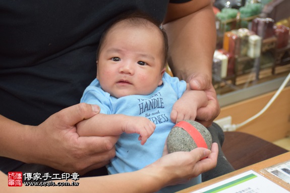 剃胎毛、滿月剃頭、嬰兒剃頭、嬰兒理髮、嬰兒剃髮、嬰兒剃胎毛、嬰兒滿月剃頭、寶寶剃頭、剃胎毛儀式、剃胎毛吉祥話、滿月剃頭儀式、滿月剃頭吉祥話、寶寶剃胎毛、寶寶滿月剃頭理髮、新北永和區剃胎毛、新北永和區滿月剃頭、新北永和區嬰兒剃頭剃胎毛、新北永和區嬰兒理髮、新北永和區嬰兒剃髮、周寶寶(新北永和區嬰兒寶寶滿月剃頭理髮、免費嬰兒剃胎毛儀式吉祥話)。中國風會場，爸媽寶貝免費穿「日中韓」古裝禮服。專業拍照、DVD光碟、證書。★購買「臍帶章、肚臍章、胎毛筆刷印章」贈送：剃頭、收涎、抓周，三選一。2017.07.04 照片5