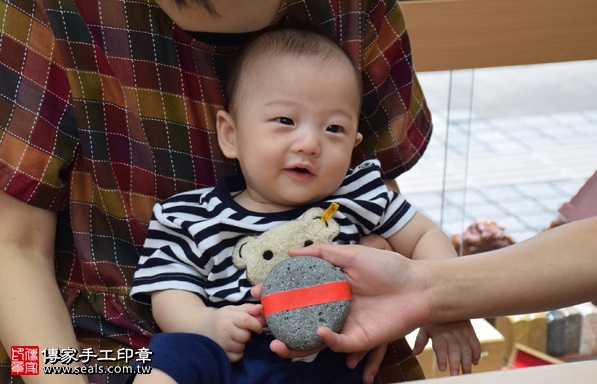 剃胎毛、滿月剃頭、嬰兒剃頭、嬰兒理髮、嬰兒剃髮、嬰兒剃胎毛、嬰兒滿月剃頭、寶寶剃頭、剃胎毛儀式、剃胎毛吉祥話、滿月剃頭儀式、滿月剃頭吉祥話、寶寶剃胎毛、寶寶滿月剃頭理髮、 新竹市香山地區剃胎毛、新竹市香山地區滿月剃頭、新竹市香山地區嬰兒剃頭剃胎毛、新竹市香山地區嬰兒理髮、新竹市嬰兒剃髮、 葉寶寶(新竹香山區嬰兒寶寶滿月剃頭理髮、免費嬰兒剃胎毛儀式吉祥話)。中國風會場，爸媽寶貝免費穿「日中韓」古裝禮服。專業拍照、DVD光碟、證書。★購買「臍帶章、肚臍章、胎毛筆刷印章」贈送：剃頭、收涎、抓周，三選一。2017.09.09照片5