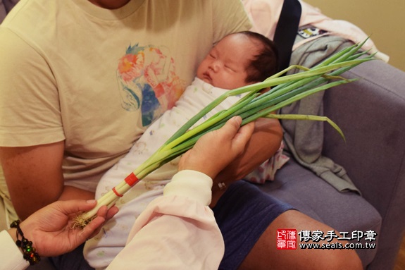 剃胎毛、滿月剃頭、嬰兒剃頭、嬰兒理髮、嬰兒剃髮、嬰兒剃胎毛、嬰兒滿月剃頭、寶寶剃頭、剃胎毛儀式、剃胎毛吉祥話、滿月剃頭儀式、滿月剃頭吉祥話、寶寶剃胎毛、寶寶滿月剃頭理髮、 台中市西屯地區剃胎毛、台中市西屯地區滿月剃頭、台中市西屯地區嬰兒剃頭剃胎毛、台中市西屯地區嬰兒理髮、台中市嬰兒剃髮、馮寶寶(台中西屯區到府嬰兒寶寶滿月剃頭理髮、免費到府嬰兒剃胎毛儀式吉祥話)。到府剃頭剃胎毛主持、專業拍照、DVD光碟、證書。★購買「臍帶章、肚臍章、胎毛筆刷印章」贈送：剃頭、收涎、抓周，三選一。2017.09.16照片10