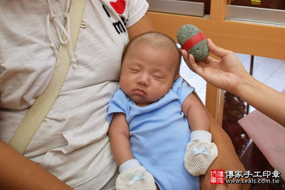 剃胎毛、滿月剃頭、嬰兒剃頭、嬰兒理髮、嬰兒剃髮、嬰兒剃胎毛、嬰兒滿月剃頭、寶寶剃頭、剃胎毛儀式、剃胎毛吉祥話、滿月剃頭儀式、滿月剃頭吉祥話、寶寶剃胎毛、寶寶滿月剃頭理髮、 高雄市鳳山地區剃胎毛、高雄市鳳山地區滿月剃頭、高雄市鳳山地區嬰兒剃頭剃胎毛、高雄市鳳山地區嬰兒理髮、高雄市嬰兒剃髮、張寶寶(高雄鳳山區嬰兒寶寶滿月剃頭理髮、免費嬰兒剃胎毛儀式吉祥話)。中國風會場，爸媽寶貝免費穿「日中韓」古裝禮服。專業拍照、DVD光碟、證書。★購買「臍帶章、肚臍章、胎毛筆刷印章」贈送：剃頭、收涎、抓周，三選一。2017.09.06照片4