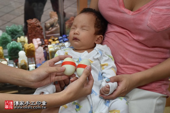 剃胎毛、滿月剃頭、嬰兒剃頭、嬰兒理髮、嬰兒剃髮、嬰兒剃胎毛、嬰兒滿月剃頭、寶寶剃頭、剃胎毛儀式、剃胎毛吉祥話、滿月剃頭儀式、滿月剃頭吉祥話、寶寶剃胎毛、寶寶滿月剃頭理髮、 新北市永和地區剃胎毛、新北市永和地區滿月剃頭、新北市永和地區嬰兒剃頭剃胎毛、新北市永和地區嬰兒理髮、新北市嬰兒剃髮、陳寶寶(新北永和區嬰兒寶寶滿月剃頭理髮、免費嬰兒剃胎毛儀式吉祥話)。中國風會場，爸媽寶貝免費穿「日中韓」古裝禮服。專業拍照、DVD光碟、證書。★購買「臍帶章、肚臍章、胎毛筆刷印章」贈送：剃頭、收涎、抓周，三選一。2017.09.06照片4