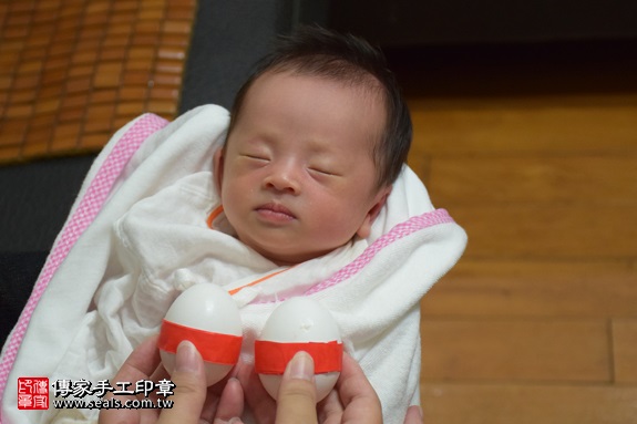 剃胎毛、滿月剃頭、嬰兒剃頭、嬰兒理髮、嬰兒剃髮、嬰兒剃胎毛、嬰兒滿月剃頭、寶寶剃頭、剃胎毛儀式、剃胎毛吉祥話、滿月剃頭儀式、滿月剃頭吉祥話、寶寶剃胎毛、寶寶滿月剃頭理髮、 新北市板橋地區剃胎毛、新北市板橋地區滿月剃頭、新北市板橋地區嬰兒剃頭剃胎毛、新北市板橋地區嬰兒理髮、新北市嬰兒剃髮、侯寶寶(新北板橋區府嬰兒寶寶滿月剃頭理髮、免費到府嬰兒剃胎毛儀式吉祥話)。到府剃頭剃胎毛主持、專業拍照、DVD光碟、證書。★購買「臍帶章、肚臍章、胎毛筆刷印章」贈送：剃頭、收涎、抓周，三選一。2017.09.16照片3