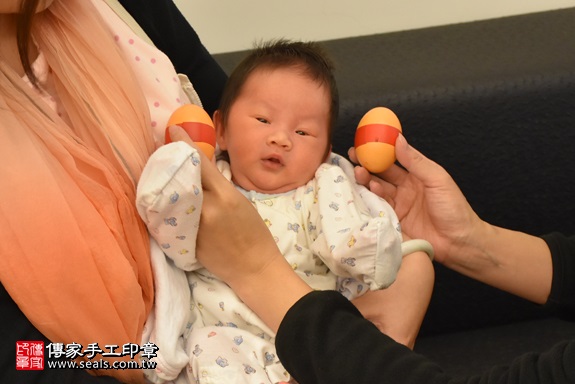 剃胎毛、滿月剃頭、嬰兒剃頭、嬰兒理髮、嬰兒剃髮、嬰兒剃胎毛、嬰兒滿月剃頭、寶寶剃頭、剃胎毛儀式、剃胎毛吉祥話、滿月剃頭儀式、滿月剃頭吉祥話、寶寶剃胎毛、寶寶滿月剃頭理髮、 新竹縣竹北地區剃胎毛、新竹縣竹北地區滿月剃頭、新竹縣竹北地區嬰兒剃頭剃胎毛、新竹縣竹北地區嬰兒理髮、新竹縣嬰兒剃髮、鄭寶寶(新竹竹北區到府嬰兒寶寶滿月剃頭理髮、免費到府嬰兒剃胎毛儀式吉祥話)。到府剃頭剃胎毛主持、專業拍照、DVD光碟、證書。★購買「臍帶章、肚臍章、胎毛筆刷印章」贈送：剃頭、收涎、抓周，三選一。2017.11.18照片3