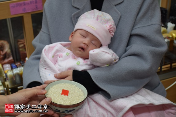 剃胎毛、滿月剃頭、嬰兒剃頭、嬰兒理髮、嬰兒剃髮、嬰兒剃胎毛、嬰兒滿月剃頭、寶寶剃頭、剃胎毛儀式、剃胎毛吉祥話、滿月剃頭儀式、滿月剃頭吉祥話、寶寶剃胎毛、寶寶滿月剃頭理髮、 新北市永和地區剃胎毛、新北市永和地區滿月剃頭、新北市永和地區嬰兒剃頭剃胎毛、新北市永和地區嬰兒理髮、新北市嬰兒剃髮、謝寶寶(新北永和區嬰兒寶寶滿月剃頭理髮、免費嬰兒剃胎毛儀式吉祥話)。中國風會場，爸媽寶貝免費穿「日中韓」古裝禮服。專業拍照、DVD光碟、證書。★購買「臍帶章、肚臍章、胎毛筆刷印章」贈送：剃頭、收涎、抓周，三選一。2017.12.19照片6