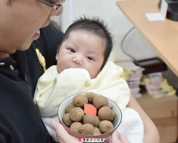 柳寶寶(新北永和區嬰兒寶寶滿月剃頭理髮、免費嬰兒剃胎毛儀式吉祥話)。中國風會場，爸媽寶貝免費穿「日中韓」古裝禮服。專業拍照、DVD光碟、證書。★購買「臍帶章、肚臍章、胎毛筆刷印章」贈送：剃頭、收涎、抓周，三選一。 2015.11.29 照片6